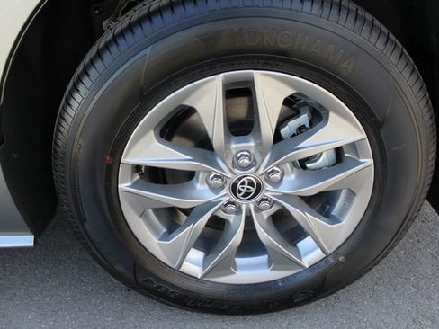 Certified 2026 Toyota Sienna XLE FWD image 8
