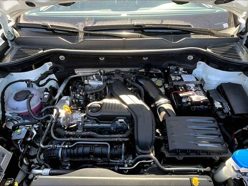 Used 2025 Volkswagen Taos SE image 16