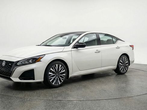 Used 2025 Nissan Altima 2.5 SV FWD image 3