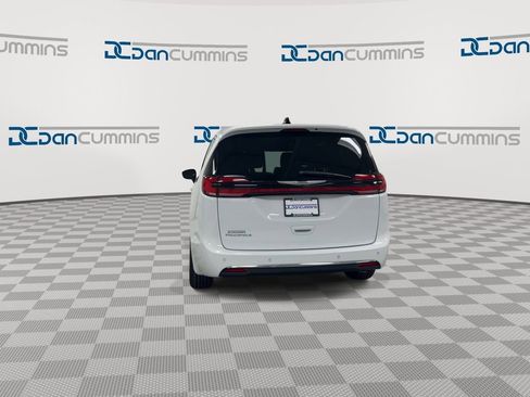 Used 2025 Chrysler Pacifica Select FWD image 7
