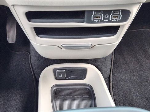 Used 2024 Chrysler Pacifica Touring-L image 18