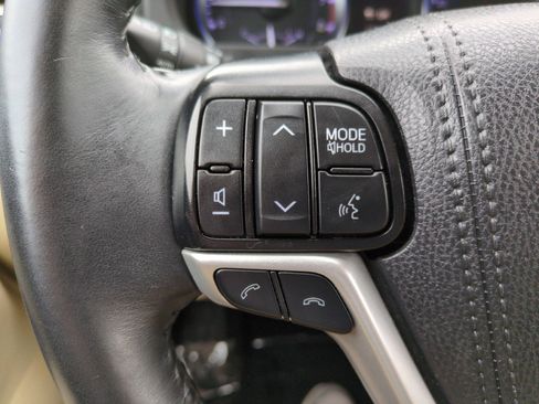 Used 2019 Toyota Highlander XLE FWD image 18