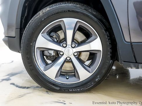 Used 2019 Jeep Cherokee Limited AWD/4WD image 12