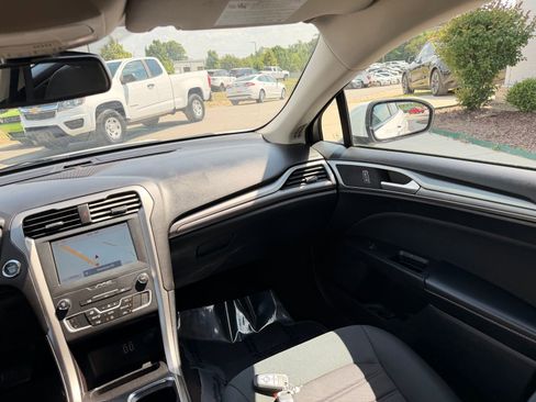 Used 2019 Ford Fusion SE FWD image 23