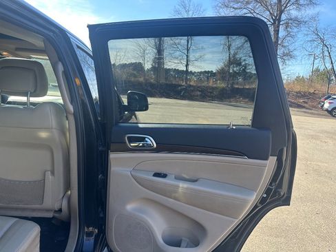 Used 2017 Jeep Grand Cherokee Limited image 19