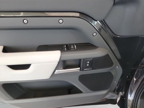 Used 2025 Land Rover Defender 90 S image 26