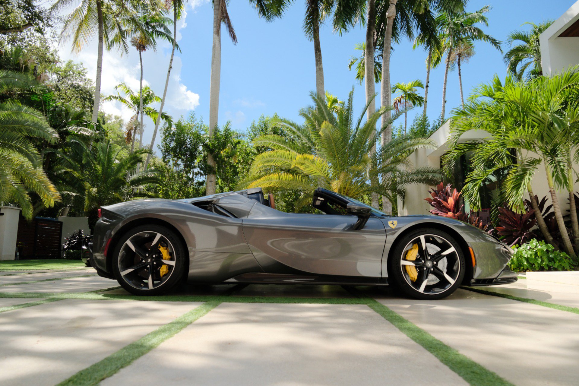 Used 2022 Ferrari SF90 Spider AWD/4WD image 4