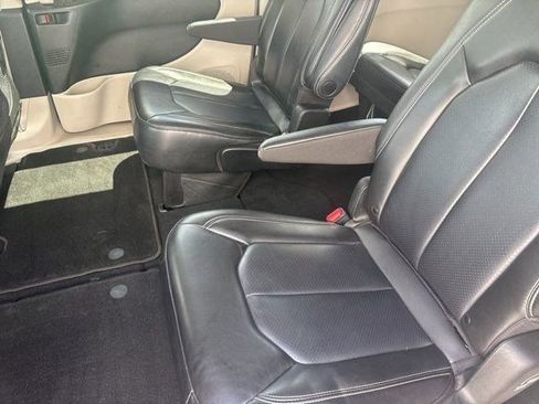 Used 2023 Chrysler Pacifica Touring-L FWD image 30