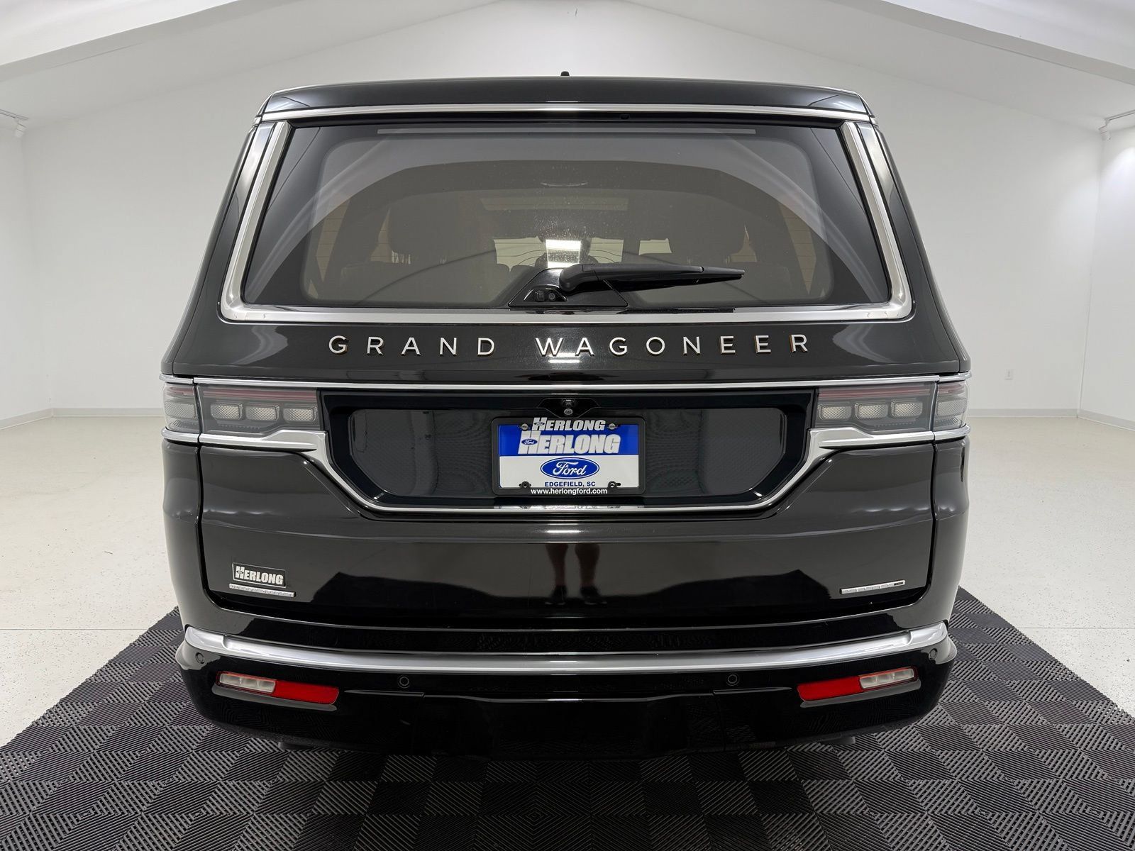 Used 2023 Jeep Grand Wagoneer Series III AWD/4WD image 6