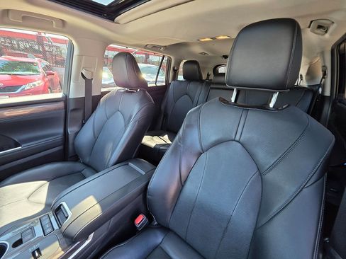 Used 2022 Toyota Highlander Limited image 24