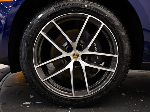 Certified 2025 Porsche Macan image 16