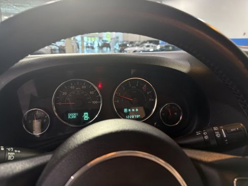 Used 2015 Jeep Wrangler Unlimited Sahara w/ Connectivity Group AWD/4WD image 31