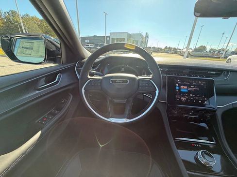 New 2025 Jeep Grand Cherokee Altitude image 14