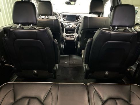 Used 2025 Chrysler Pacifica Limited FWD image 11