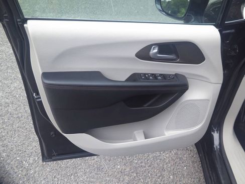 Used 2019 Chrysler Pacifica Touring-L FWD image 30
