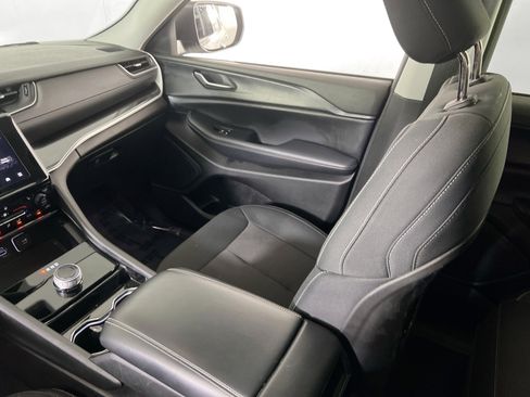 Used 2023 Jeep Grand Cherokee Laredo w/ Luxury Tech Group I image 23