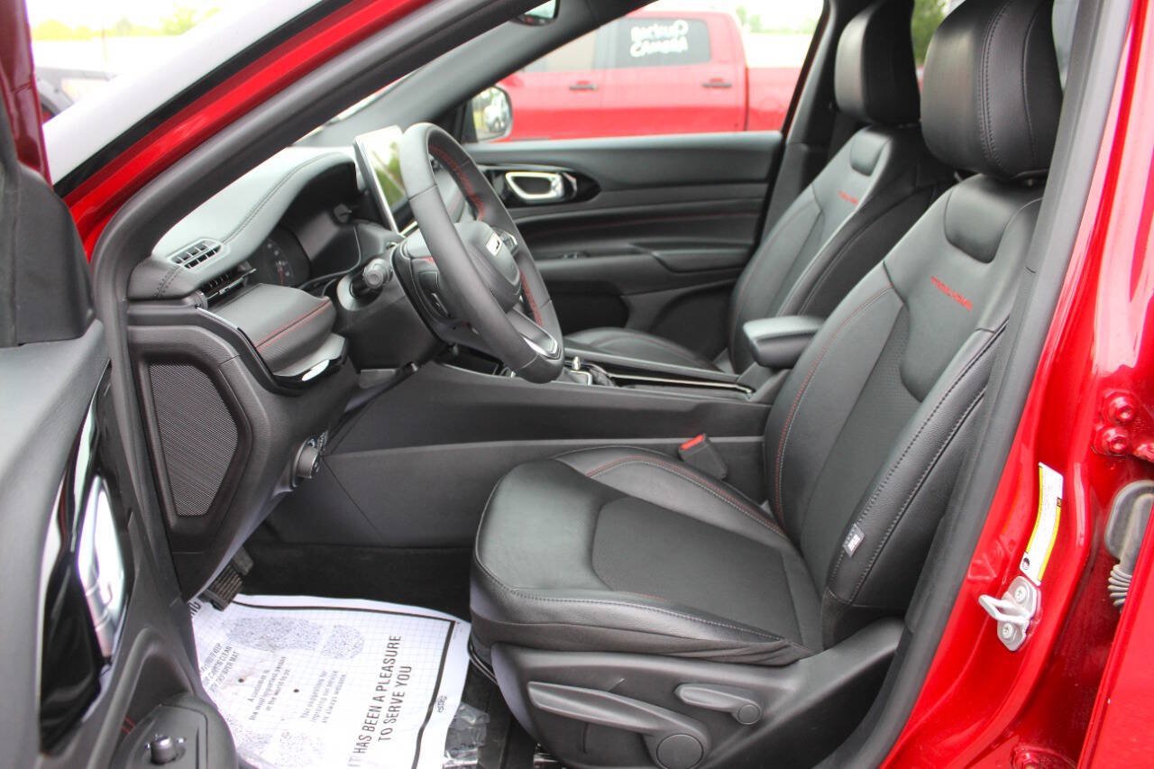 Used 2025 Jeep Compass Trailhawk AWD/4WD image 17