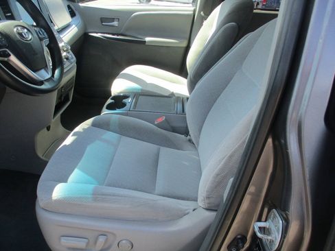Used 2017 Toyota Sienna LE FWD image 13