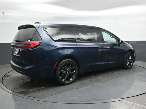 Used 2023 Chrysler Pacifica Limited w/ S Appearance Package FWD image 3