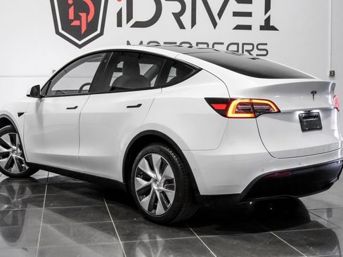 Used 2022 Tesla Model Y Long Range image 11