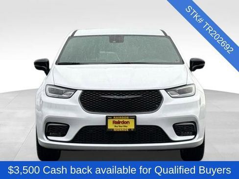 New 2026 Chrysler Pacifica Select image 2