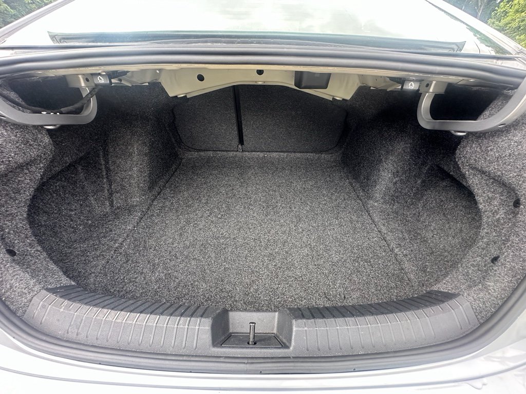 Used 2025 Volkswagen Jetta SE FWD image 19