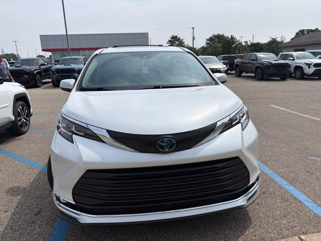 Used 2023 Toyota Sienna XLE AWD/4WD image 3