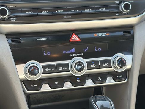 Used 2020 Hyundai Elantra SE FWD image 15