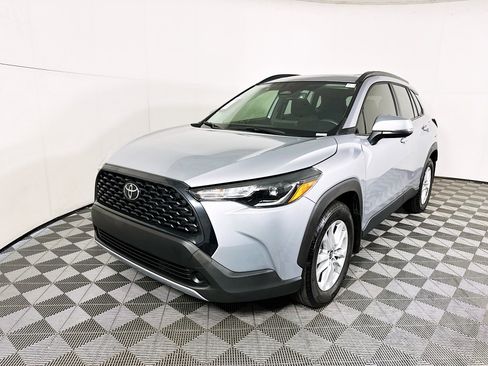 Used 2024 Toyota Corolla Cross LE w/ Moonroof Package image 7