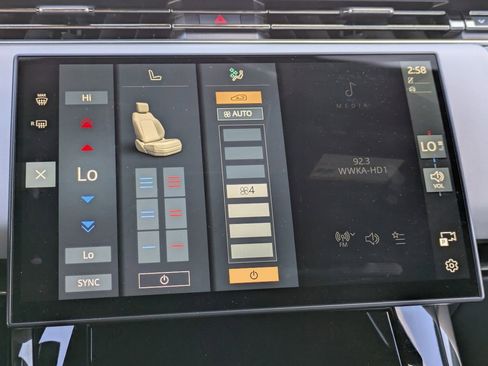 Used 2024 Land Rover Range Rover Sport Dynamic SE image 23