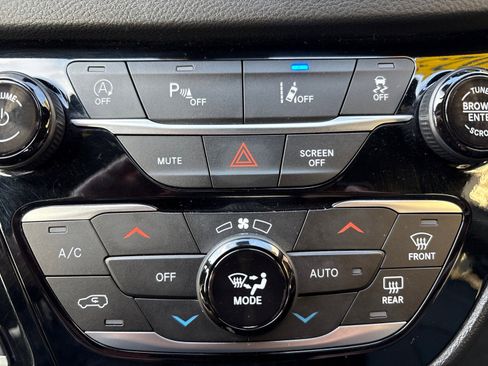 Used 2025 Chrysler Pacifica Select image 21