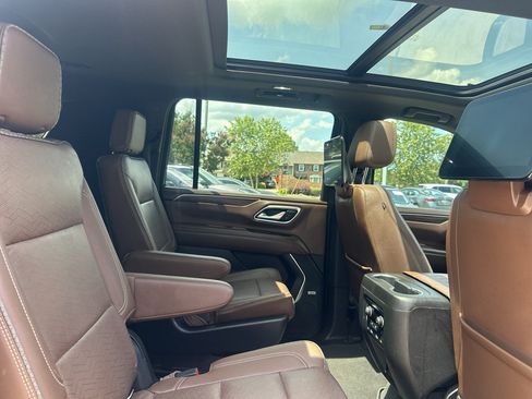 Used 2022 Chevrolet Suburban High Country w/ Premium Package AWD/4WD image 16
