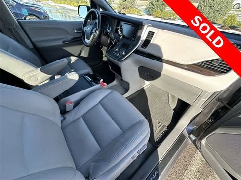 Used 2020 Toyota Sienna XLE image 22