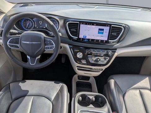 Used 2023 Chrysler Pacifica Touring-L FWD image 15