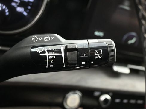 Used 2024 Kia Carnival EX FWD image 18