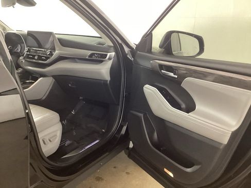 Used 2020 Toyota Highlander Platinum AWD/4WD image 17