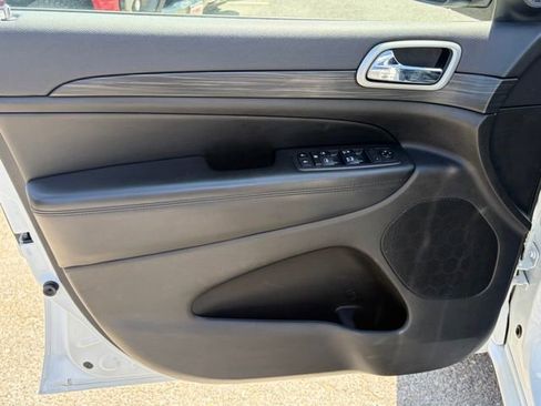 Used 2019 Jeep Grand Cherokee Altitude AWD/4WD image 12