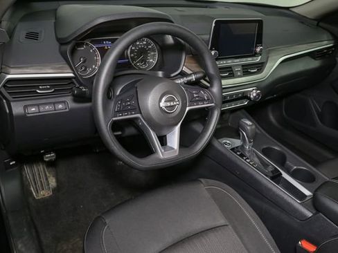 Used 2025 Nissan Altima 2.5 SV image 18