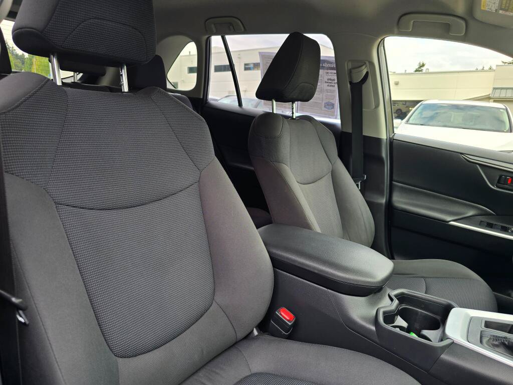 Used 2019 Toyota RAV4 LE w/ Carpet Mat Package AWD/4WD image 11