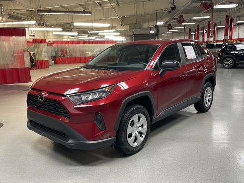 Used 2022 Toyota RAV4 LE image 5