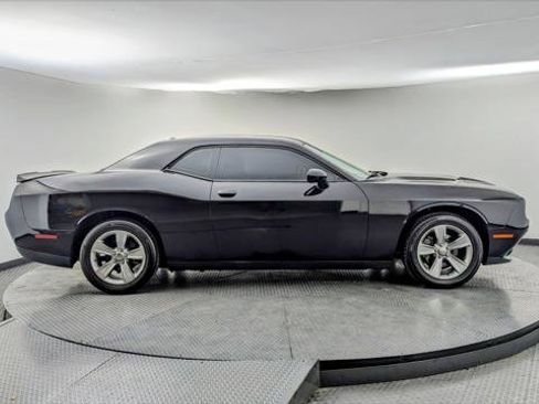 Used 2019 Dodge Challenger SXT image 9