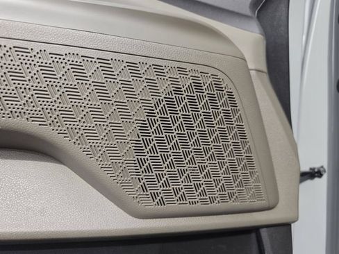 Used 2025 Kia Carnival EX FWD image 30