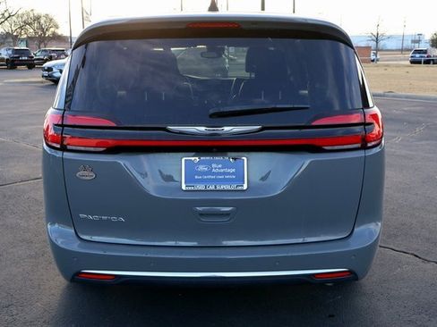 Used 2023 Chrysler Pacifica Touring-L image 12