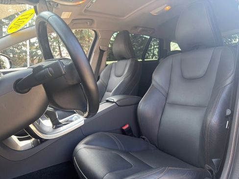 Used 2017 Volvo V60 T5 Cross Country w/ Technology Package image 31