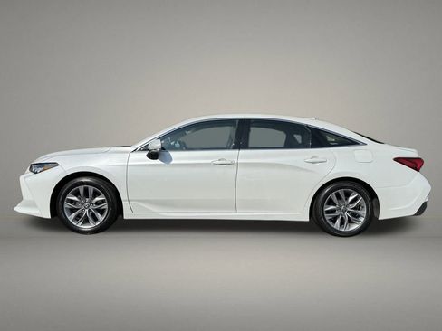 Used 2022 Toyota Avalon XLE w/ Moonroof Package FWD image 2