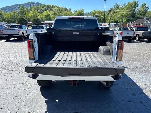 Used 2024 GMC Sierra 2500 AT4 w/ AT4 Premium Plus Package AWD/4WD image 7