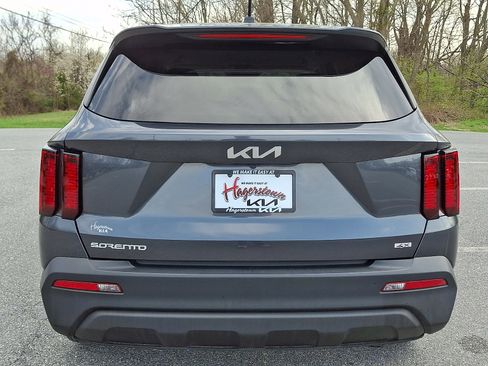 Used 2023 Kia Sorento LX image 5