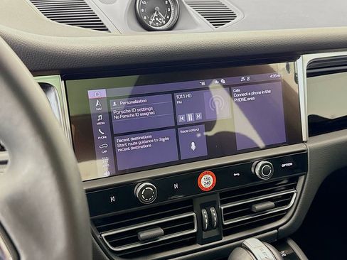 Certified 2025 Porsche Macan image 19