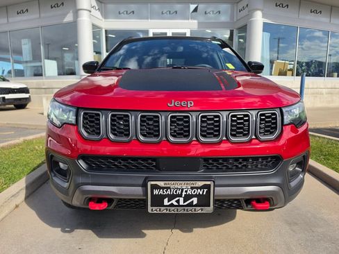 Used 2025 Jeep Compass Trailhawk AWD/4WD image 2