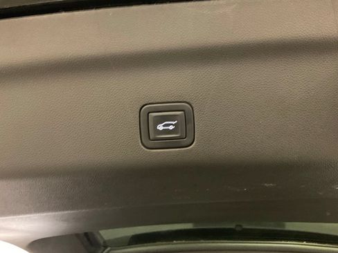 Used 2022 Cadillac Escalade Premium Luxury AWD/4WD image 40